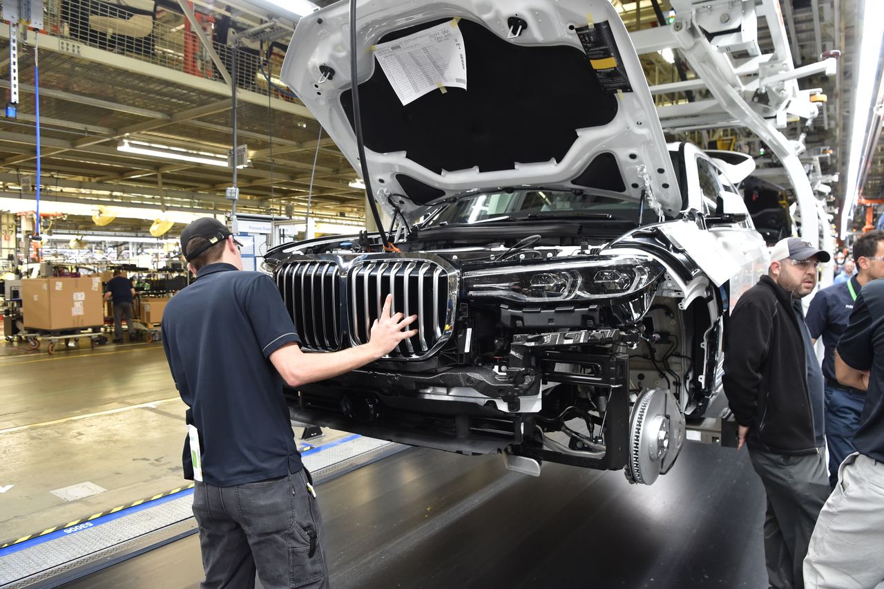 Człowiek dla skali, żeby ukazać, jak olbrzymie są "nerki" w nowym BMW X7.