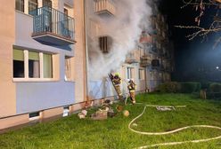 Wybuch i pożar w bloku. Akcja strażaków w Kętrzynie