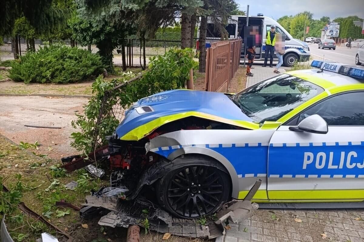 Rozbity policyjny Ford Mustang