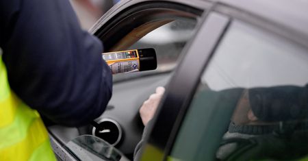 Policjant z zarzutem jazdy pod wpływem alkoholu. Odmówił badania alkomatem