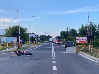 Ostrołęka: Motocyklista ciężko ranny po uderzeniu w citroena. Poważny wypadek na drodze krajowej nr 61