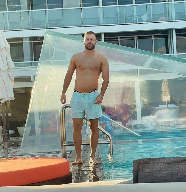 Tak dziś wyglądają dorosłe dzieci Klaudiusza Sevkovicia z "Big Brothera". Córka jest zapaloną podróżniczką, syn poszedł w sport (FOTO)