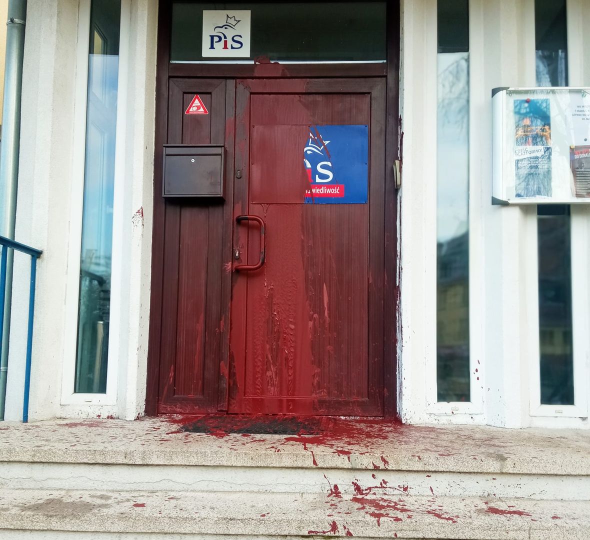 Zdewastowane biuro PiS w Szczecinie. Sprawca oblał je czerwoną farbą