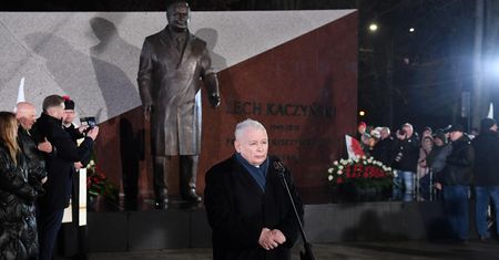 Tłum wpadł w furię. Incydent przed pomnikiem Kaczyńskiego