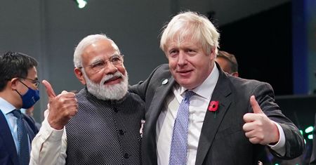 Indie lawirują między Zachodem a Rosją. Boris Johnson spróbuje "odbijanego" w ich tańcu z Putinem