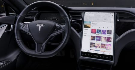 Tesla kończy z darmowym transferem danych. Dostęp do multimediów za 10 dolarów miesięcznie