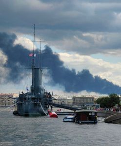 Kłęby dymu nad Petersburgiem. Na miejscu mobilne laboratorium
