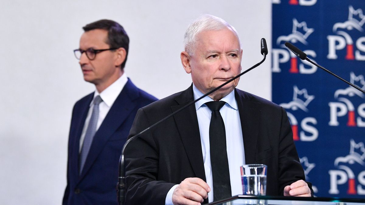 Warszawa, 15.09.2022. Premier Mateusz Morawiecki (L) i prezes Prawa i Sprawiedliwości Jarosław Kaczyński (P) podczas konferencji prasowej w siedzibie partii przy ulicy Nowogrodzkiej w Warszawie, 15 bm. (sko) PAP/Radek Pietruszka