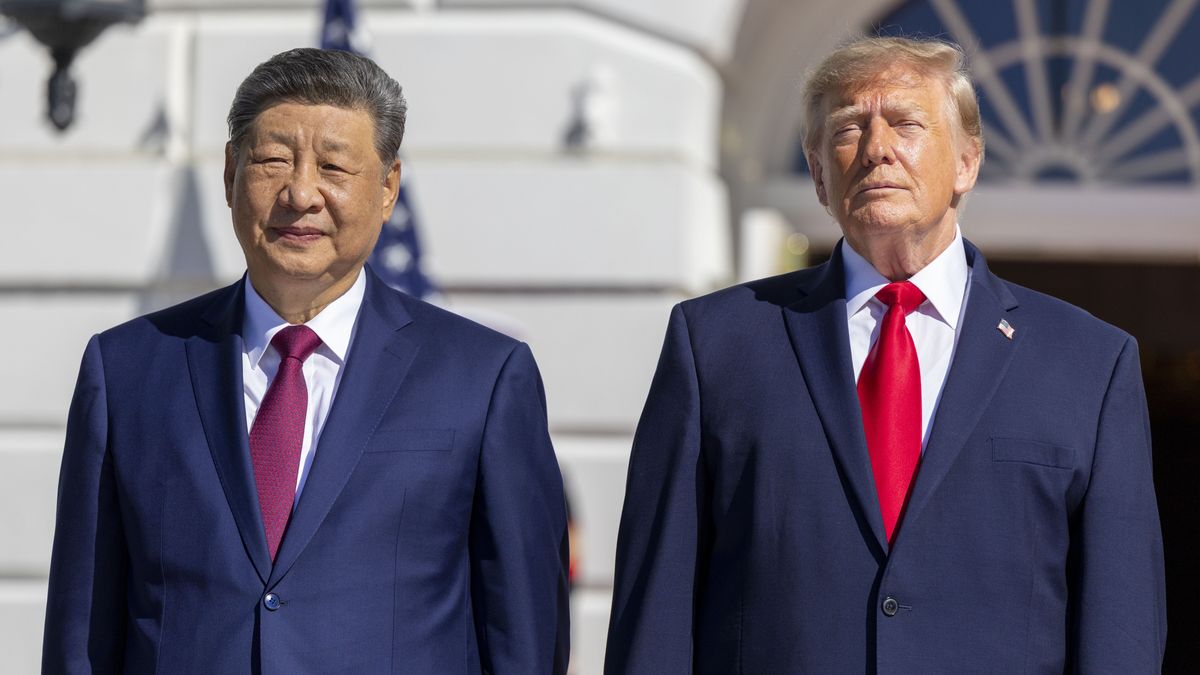 Chinese President Xi Jinping (L) and US President Donald Trump (R) stand on the South Portico prior to a tea at the White House in Washington, DC, USA, 24 September 2026. President Xi's three-day state visit is his first to DC in 11 years. EPA/SHAWN THEW Dostawca: PAP/EPA.
