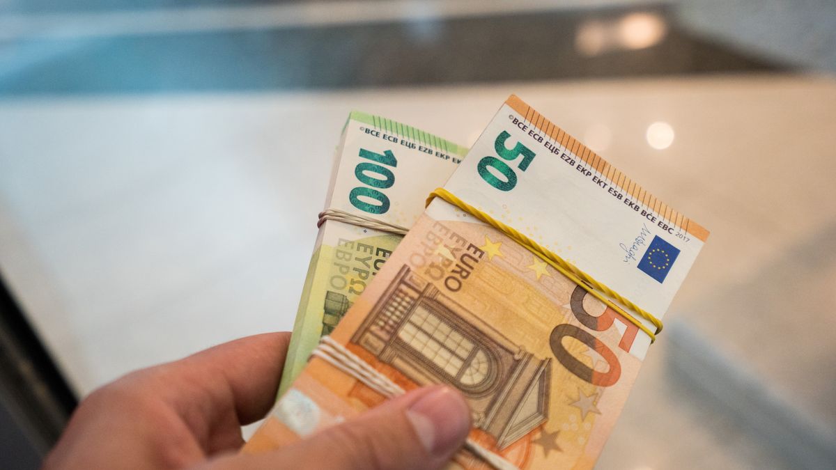 Kursy walut NBP 28.08.2020 Piątkowy kurs euro, funta, dolara i franka szwajcarskiego 