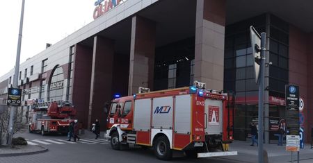 Ewakuacja w Galerii Olimp. Włączył się alarm, na miejscu są już strażacy [ZDJĘCIA]