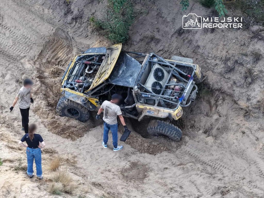 Góra Kalwaria: Terenowe auto dachowało na torze. Kierująca ze złamaną ręką trafiła do szpitala