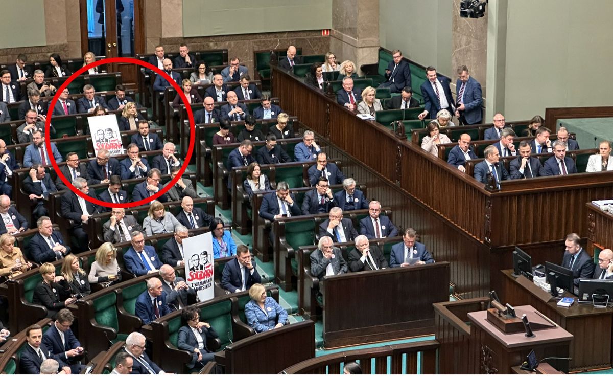 Transparenty na sali Sejmowej 
