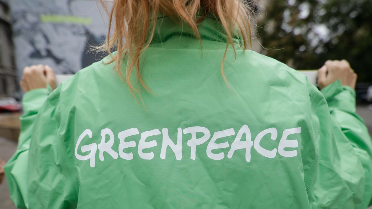 Na zdjęciu aktywistka odwrócona do obiektywu z napisem "Greenpeace" na kurtce