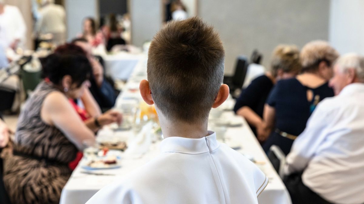 Maj miesi?cem komunii ?wi?tychFot. Karol Porwich/East News, 28.05.2023. Pierwsza komunia Swieta - zdjecie ilustracyjne. N/z: przyjecie komunijne.Karol Porwich