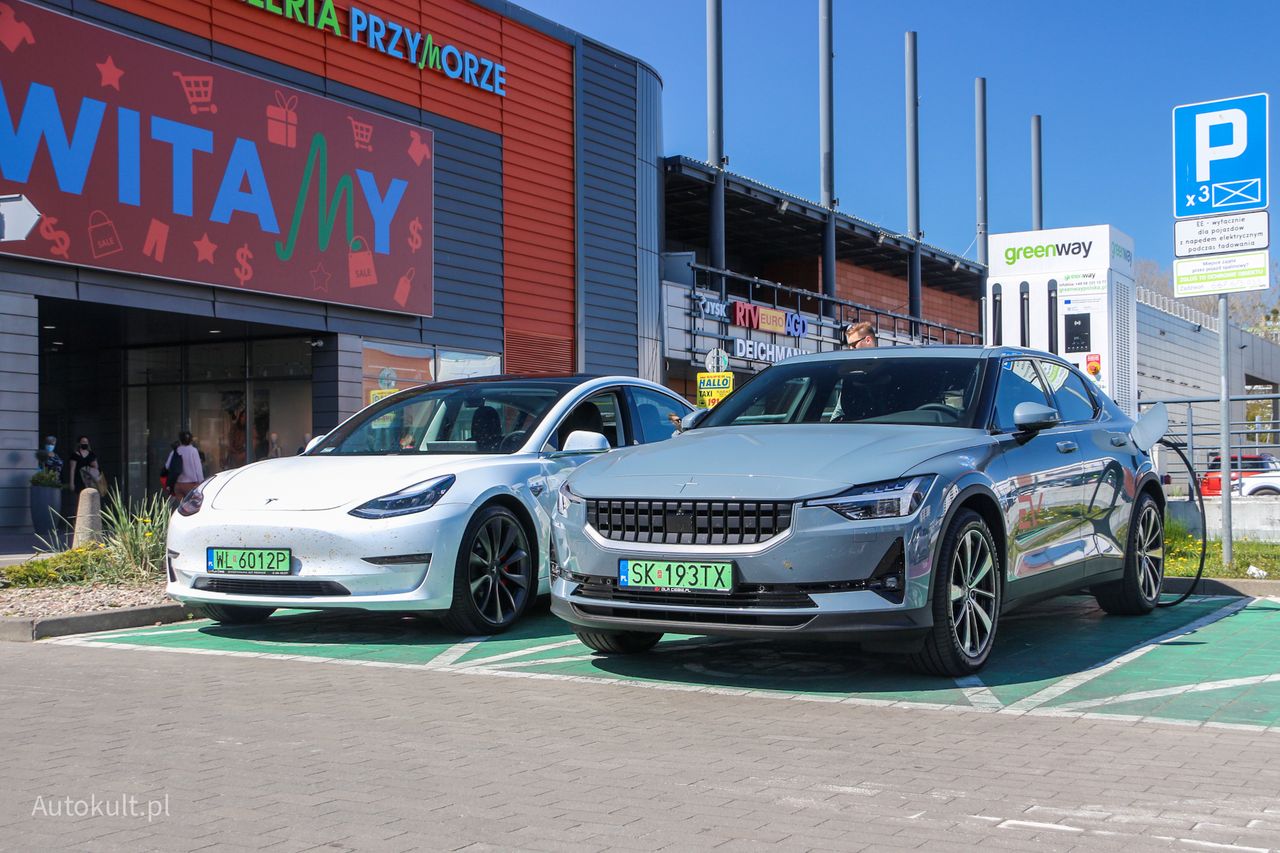 Tesla Model 3 i Polestar 2 na naszej mecie - podłączone do ładowania w Gdańsku