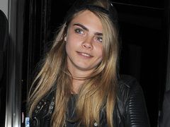 Co ma na nogach Cary Delevingne?