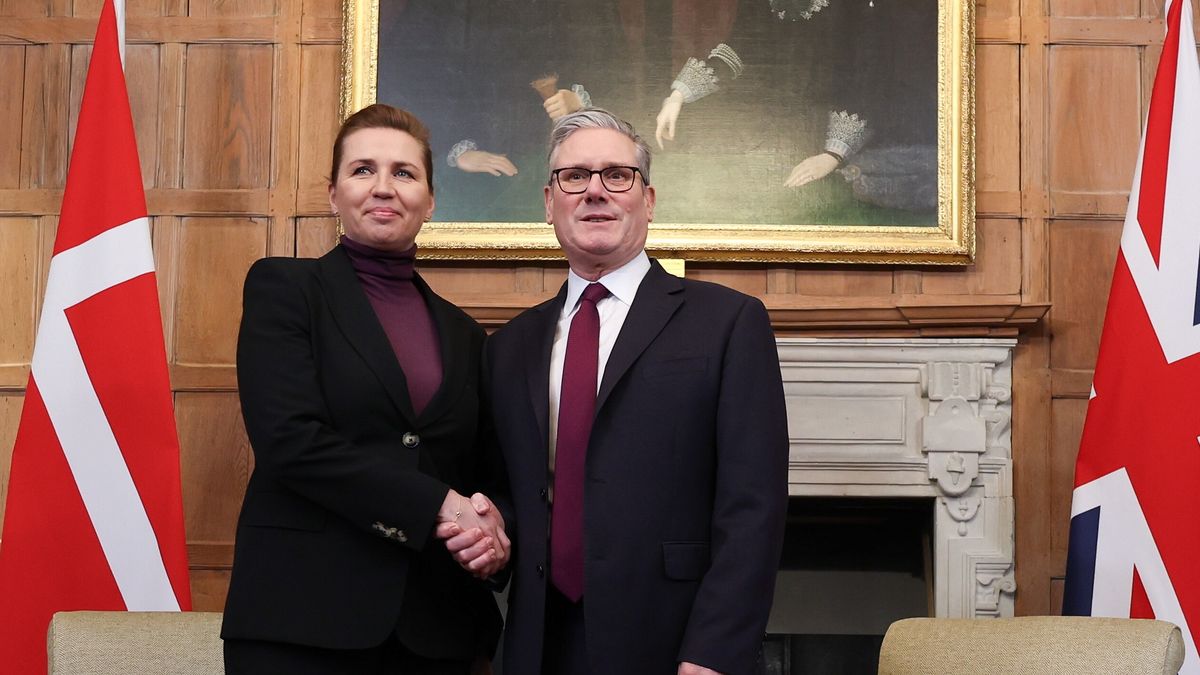 UK Prime Minister Starmer meets Denmark's PM Frederiksen at Chequersepa12671099 British Prime Minister Keir Starmer (R) and Danish Prime Minister Mette Frederiksen (L) shake hands as they hold a bilateral meeting at Chequers, the official country residence of the UK Prime Minister, in Buckinghamshire, Britain, 22 January 2026. The meeting comes a day after US President Donald J. Trump backed down on imposing tariffs on the UK and other NATO allies who opposed his plans to annex Greenland.  EPA/ANDY RAIN / POOL Dostawca: PAP/EPA.ANDY RAIN / POOLdiplomacy, visit, flags