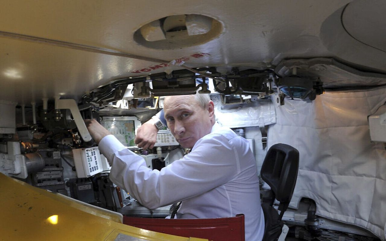Władimir Putin we wnętrzu czołgu podczas wizyty jednym z rosyjskich zakładów zbrojeniowych. 