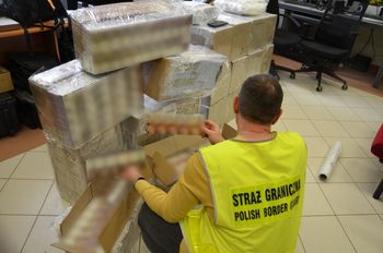 Przemycali papierosy dronami. Zatrzymano dwóch Białorusinów i Polaka