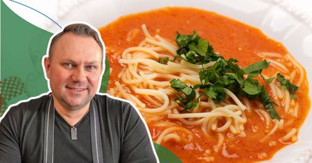 Strzelczyk doprawia pomidorówkę jak kucharki w barach mlecznych. Nawet mama nie gotuje lepszej