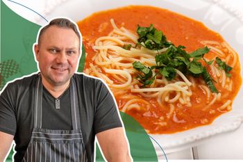 Strzelczyk doprawia pomidorówkę jak kucharki w barach mlecznych. Nawet mama nie gotuje lepszej