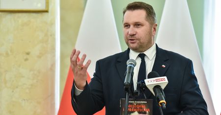 Znalazł winnego rezygnacji generałów. "Pociągał za sznurki"