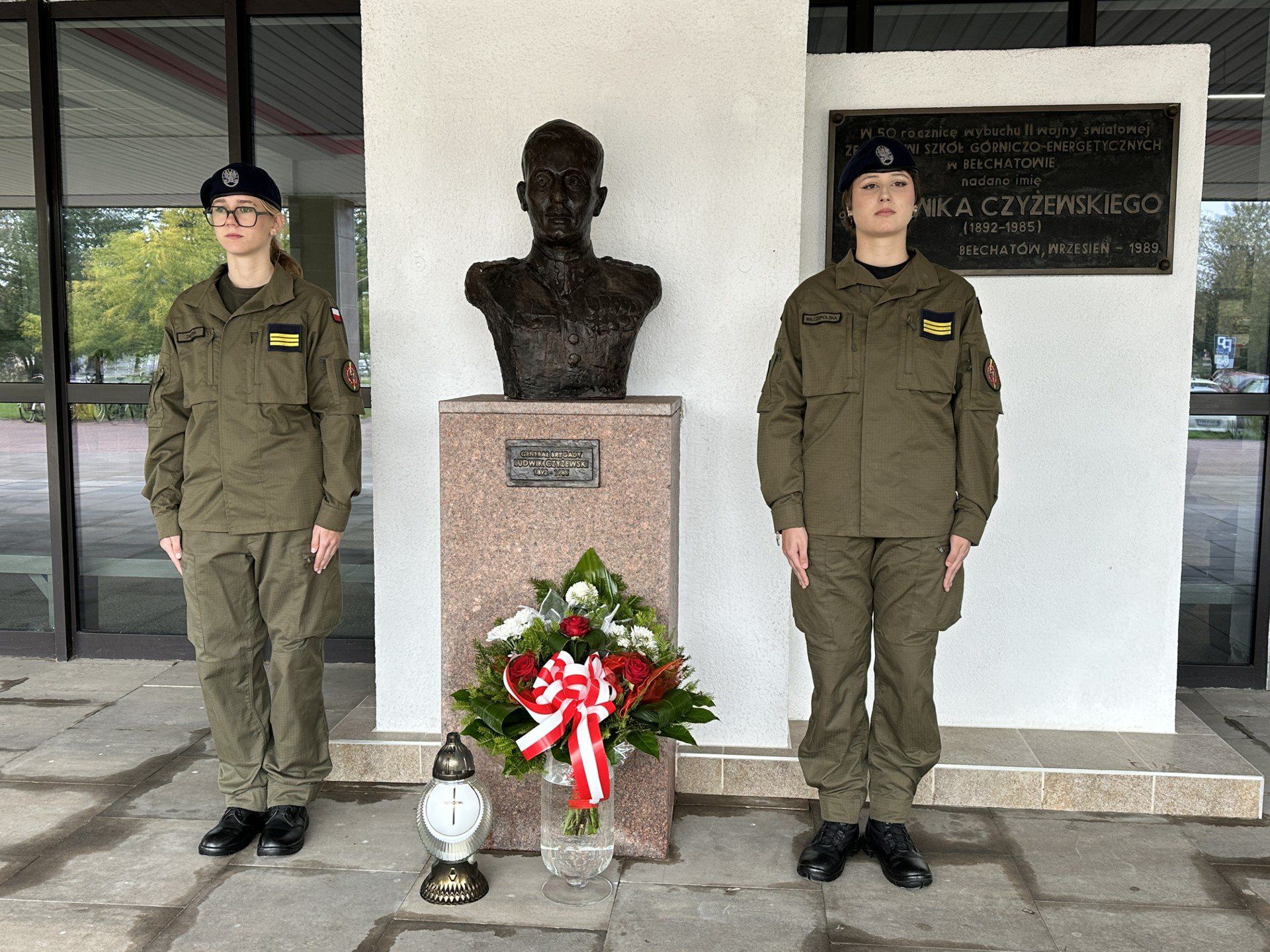 Przed uroczystością przedstawiciele szkoły złożyli kwiaty przy pomniku gen. Ludwika Czyżewskiego, który znajduje się przy wejściu do budynku