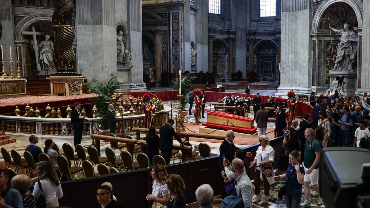 Wierni żegnają papieża Franciszka