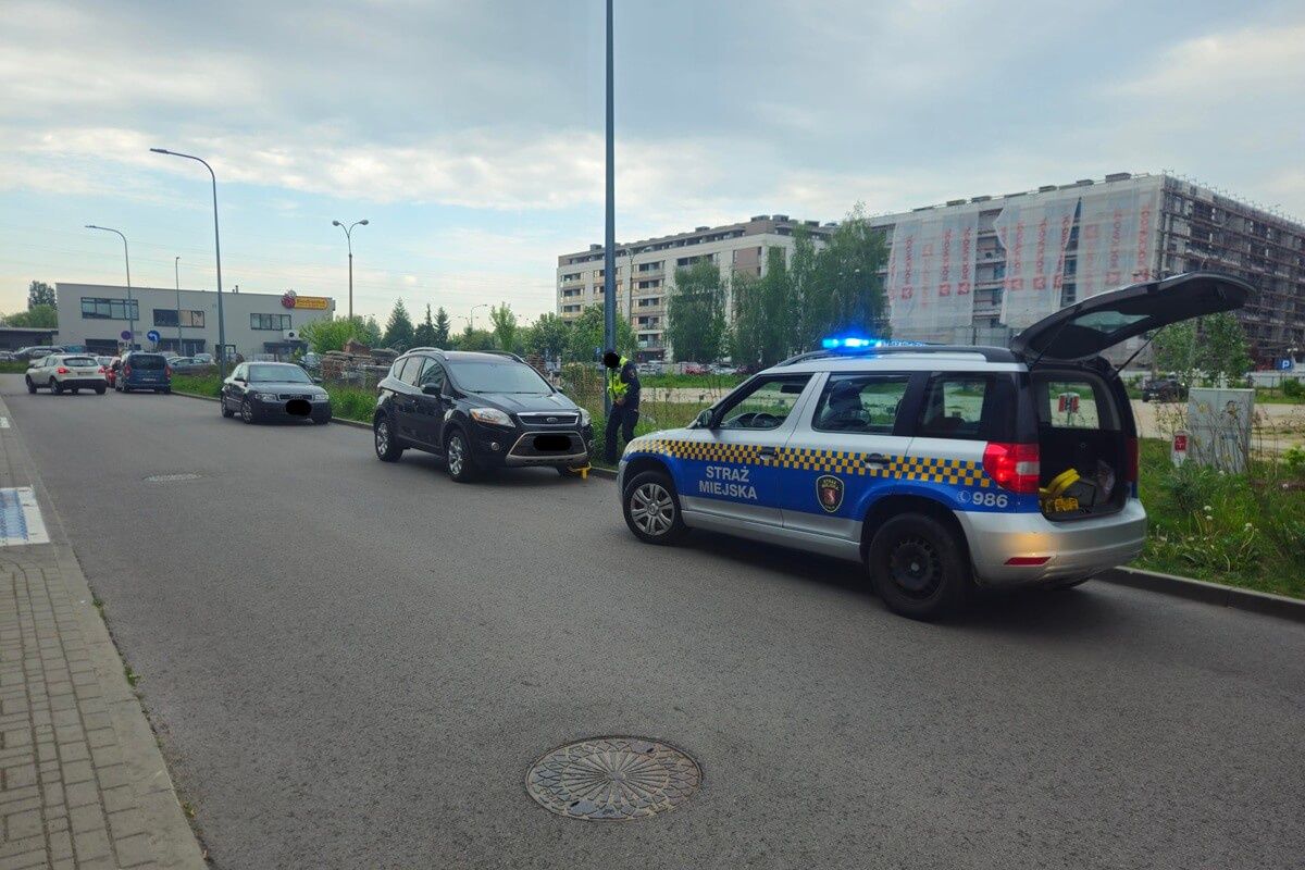 Mieszkańcowi przeszkadzały nieprawidłowo zaparkowane auta. Straż miejska założyła blokady na pięć samochodów