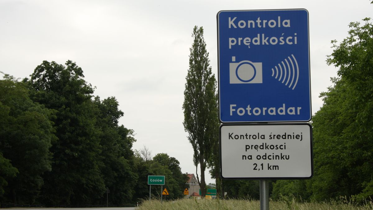 Odcinkowe kontrole prędkości największy sens mają tam, gdzie jest dużo pieszych. Wielu kierowców "łapie się" jednak na odcinku wytyczonym w lesie.