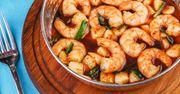 Działają jak afrodyzjak. Banalnie prosty przepis na pieczone krewetki z chili
