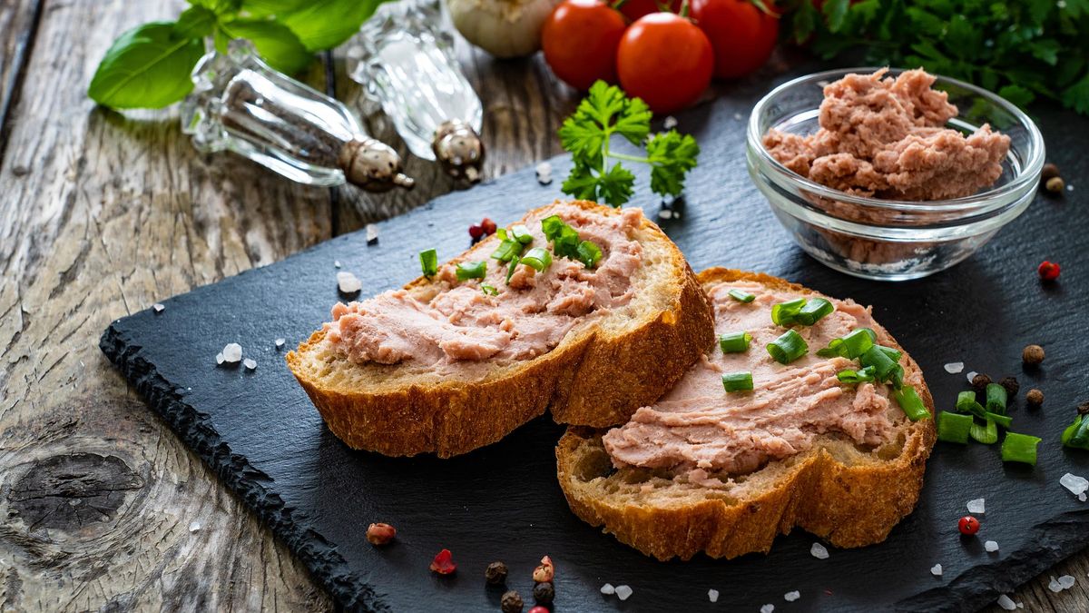 Kanapki z pastą kanapkową z mięsa z rosołu