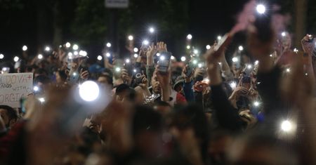 Protesty w Gruzji. Przed parlamentem spalono flagi partii i Rosji
