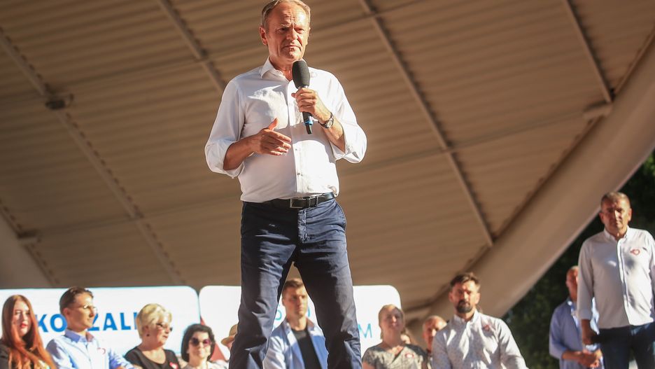 Koszalin, 14.07.2023. Przewodniczący PO Donald Tusk (C) podczas spotkania z mieszkańcami w Amfiteatrze im. Ignacego Jana Paderewskiego w Koszalinie, 14 bm. (jm) PAP/Marcin Bielecki