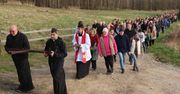 Bęczków: Wyjątkowa Droga Krzyżowa na górę Radostowa. Ksiądz Kamil poprowadził uczestników ku głębszemu przeżyciu misterium krzyża. Zobacz zdjęcia