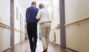 Irlandia. Przynieśli zmarłego na pocztę. Gdy nie udało się pobrać pieniędzy, porzucili zwłoki