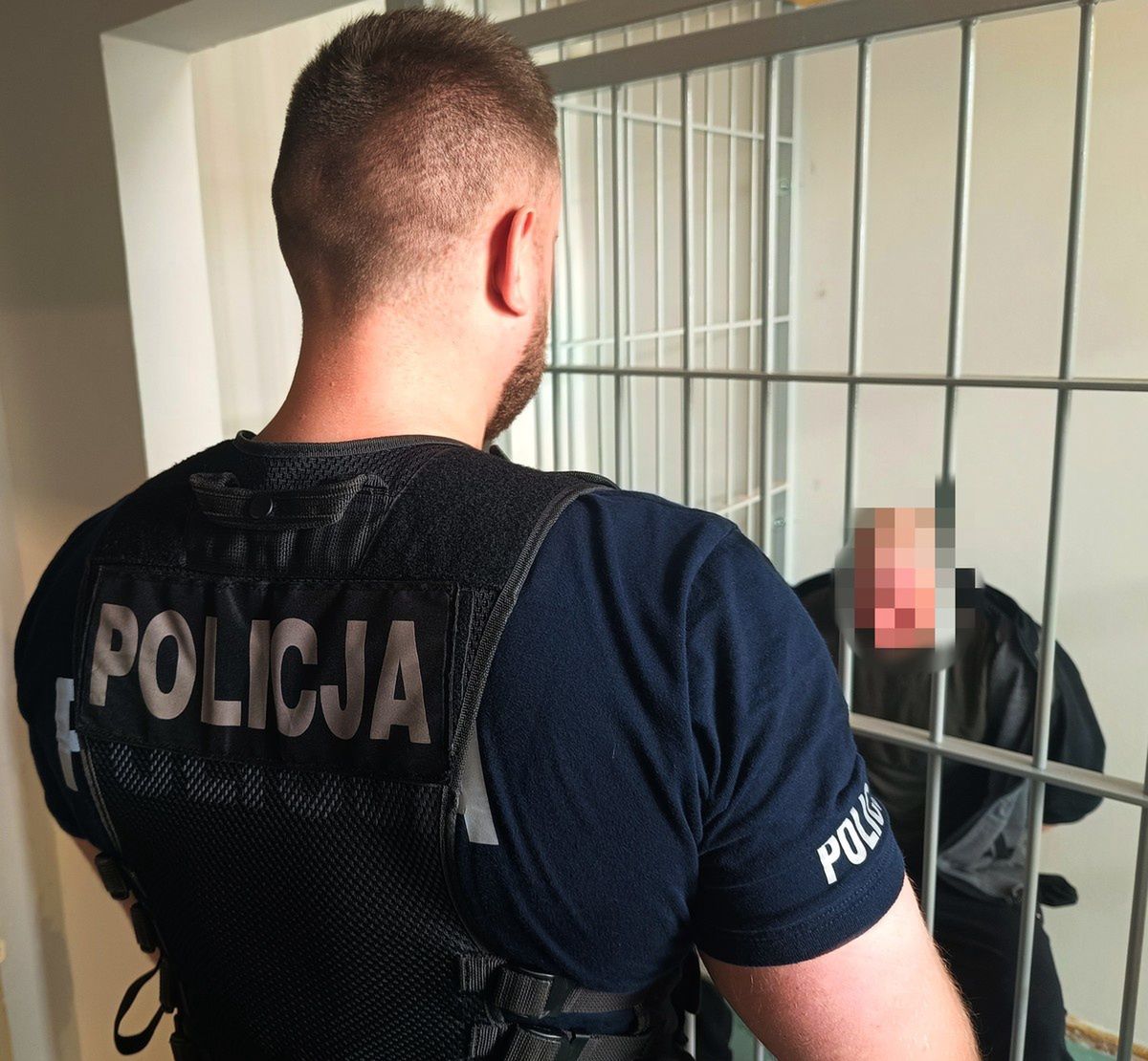 Rzucał kamieniami w budynek komendy policji w Radomsku. Usłyszał zarzuty