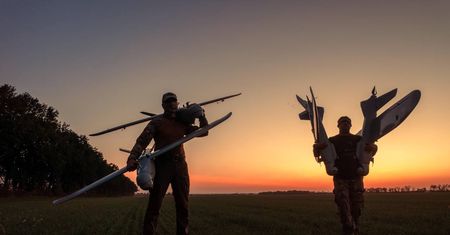 Ukraińskie służby w ogniu walki. Elita ze skazami na mundurach