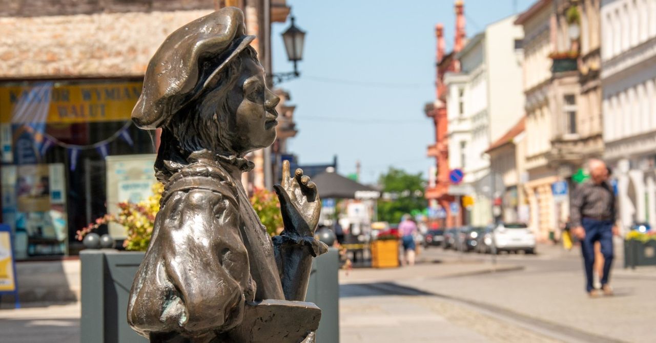Wrocław ma krasnale, a Inowrocław żaczki. Turyści polubili rzeźby wskazujące miejsca warte odwiedzenia