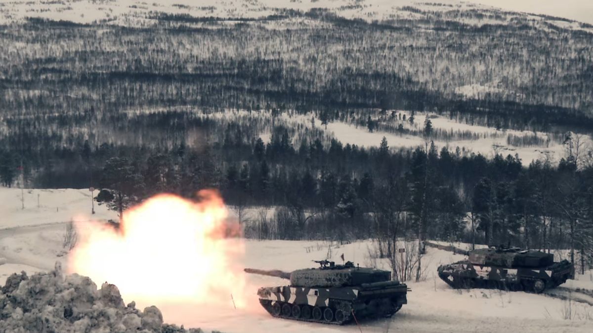 Norweskie czołgi Leopard 2A4NO na ćwiczeniach poligonowych.