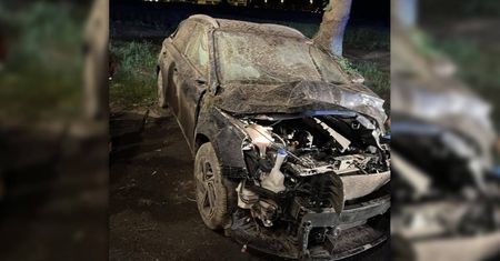 Groźny nocny wypadek koło Zalewu Zemborzyckiego. Hyundai roztrzaskał się na drzewie [ZDJĘCIA]