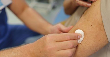 Wzrost zakażeń i spadek szczepień. Eksperci mówią o niepokojących trendach