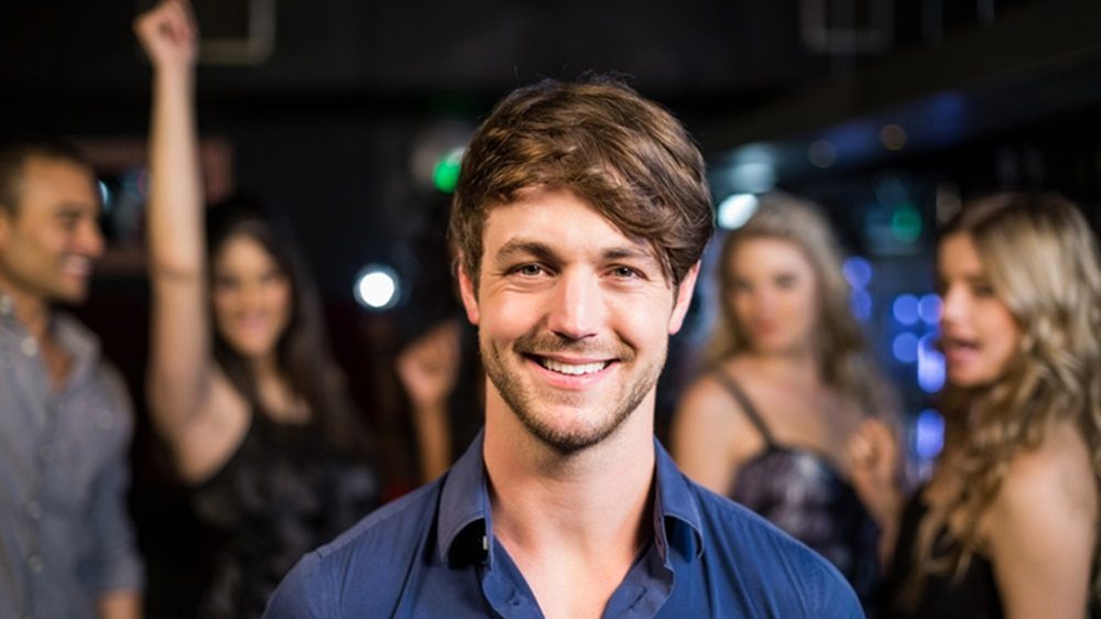 Idąc na imprezę andrzejkową, możemy rozpiąć dwa guziki przy kołnierzyku eleganckiej koszuli