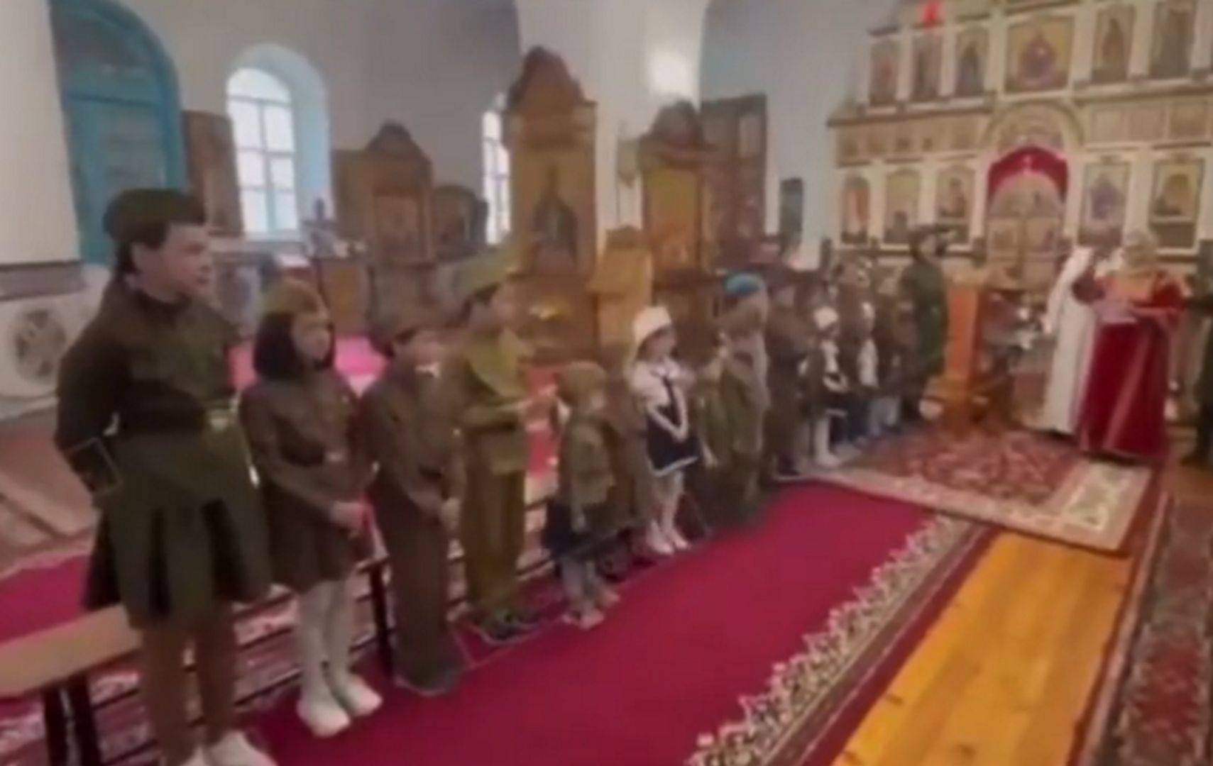 Copii îmbrăcați în uniformă militară.  Greu de crezut videoclipul din Rusia – o2
