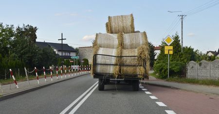 Wyprzedzanie na podwójnej ciągłej. Jest legalne pod jednym warunkiem