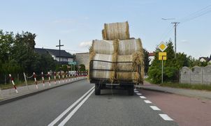 Wyprzedzanie na podwójnej ciągłej. Jest legalne pod jednym warunkiem