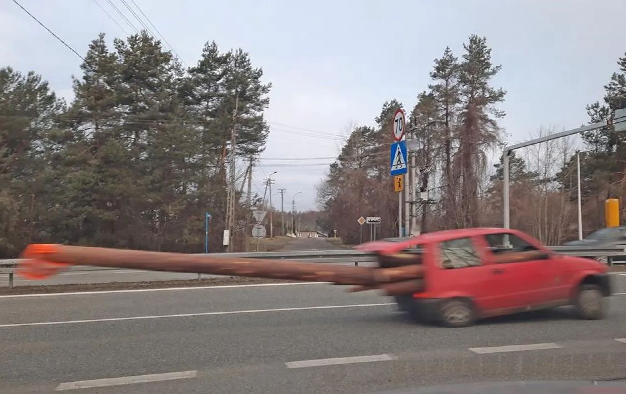 Tak wiózł drewno. Auto ledwo jechało