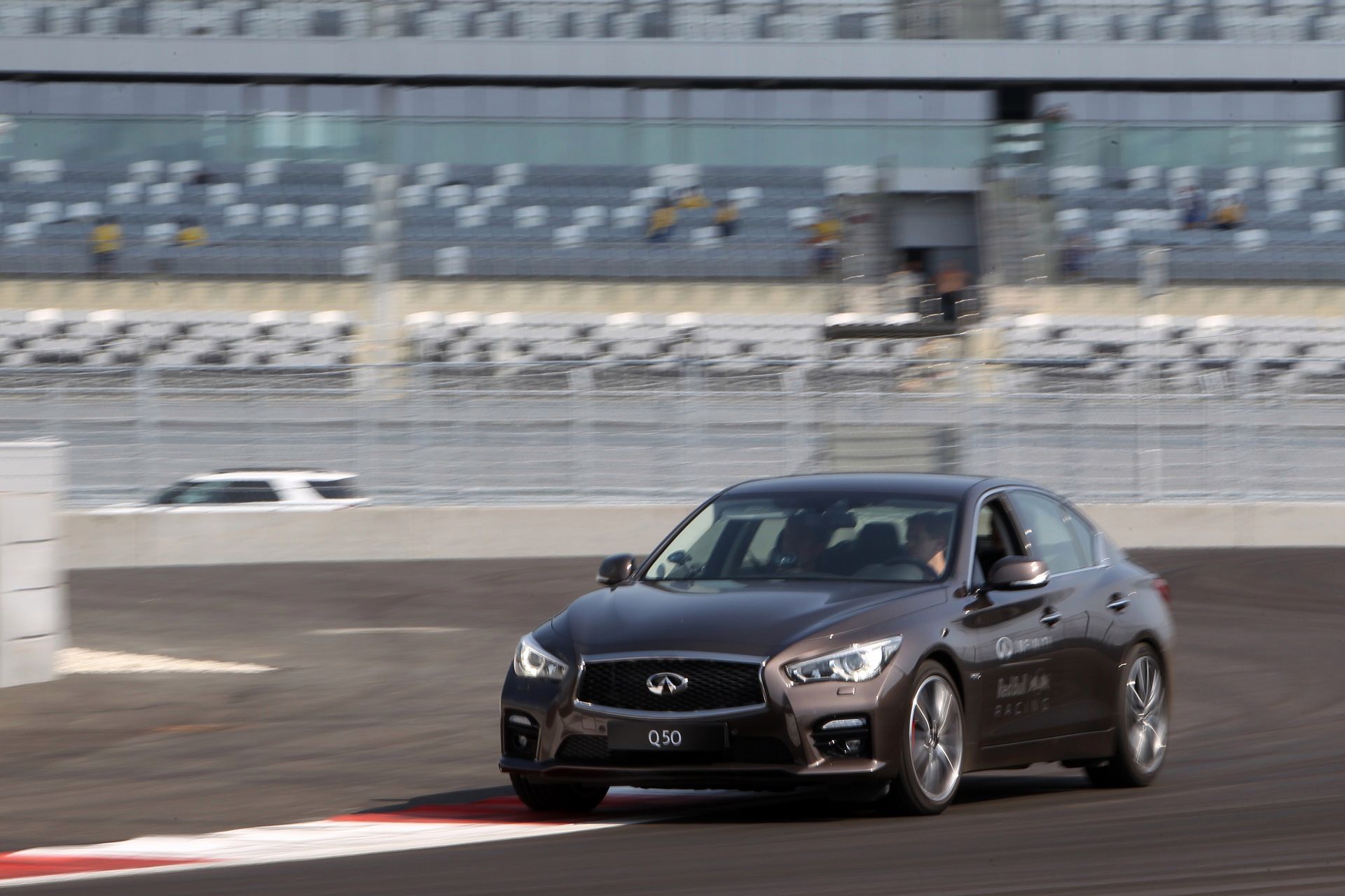 Dynamiczne oblicze hybrydowego Infiniti Q50 prezentuje Sebastian Vettel (fot. Infiniti)