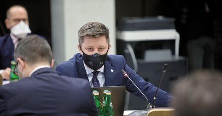 Szczepionka na COVID. Spór o słowa szefa KPRM ws. "rozbudzania zainteresowań"